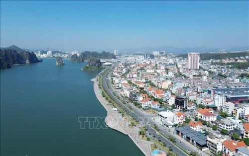Tuyến đường uốn lượn bám theo Di sản thiên nhiên thế giới Vịnh Hạ Long. Ảnh minh họa: TTXVN
