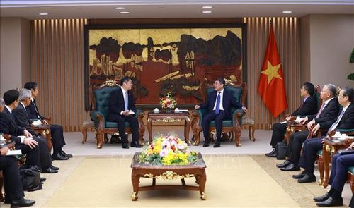 Thủ tướng Lê Minh Hưng tiếp ông Nagasaki Kotaro, Thống đốc tỉnh Yamanashi (Nhật Bản) và các thành viên trong đoàn. Ảnh: Dương Giang/TTXVN.