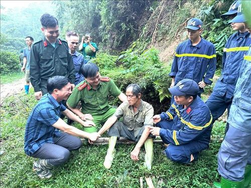 Niềm vui của lực lượng cứu hộ khi tìm thấy ông Triệu Chàn Tá sau nhiều ngày mất tích giữa rừng sâu Bắc Quang. Ảnh: TTXVN phát.