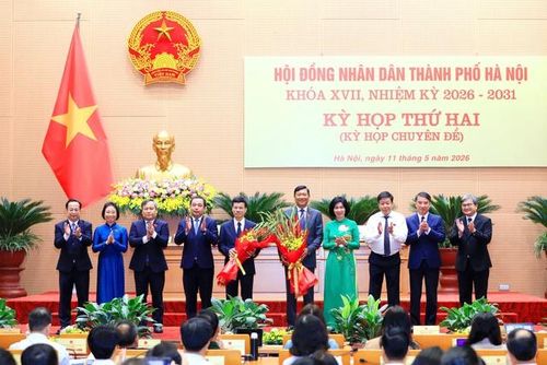 Lãnh đạo Thành phố chúc mừng 2 tân Phó Chủ tịch UBND Thành phố Hà Nội.