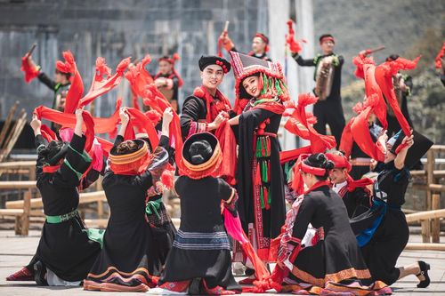 Từ chất liệu văn hóa bản địa, Sun Group đã kiến tạo nên những sản phẩm nghệ thuật chuyên nghiệp, biến Sa Pa thành điểm du lịch văn hóa hàng đầu. Ảnh: Ánh Dương.