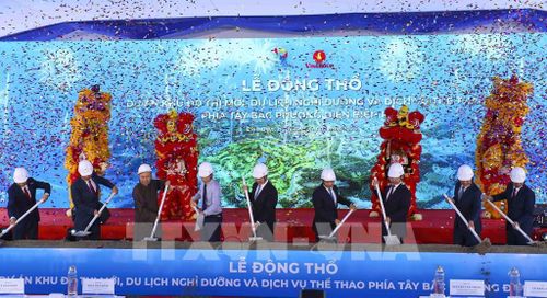 Phó Thủ tướng Chính phủ Nguyễn Văn Thắng cùng các đại biểu thực hiện nghi thức động thổ Dự án Khu đô thị mới, du lịch nghỉ dưỡng và dịch vụ thể thao phía Tây Bắc phường Điện Biên Phủ. Ảnh: Xuân Tư - TTXVN