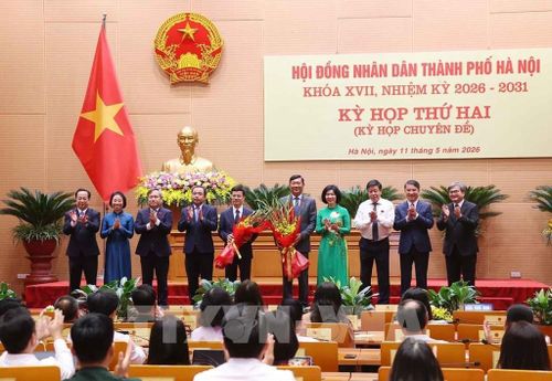 Lãnh đạo thành phố Hà Nội tặng hoa, chúc mừng tân Phó Chủ tịch UBND thành phố Hà Nội Đỗ Anh Tuấn và Bùi Duy Cường. Ảnh: Văn Điệp – TTXVN