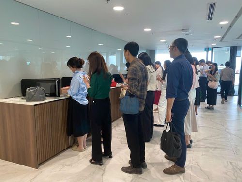 Nhân viên văn phòng xếp hàng để hâm nóng cơm hộp