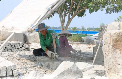 Ông Trần Ngọc Tâm tại xã Thoại Sơn (An Giang) đã gắn bó với nghề chẻ đá ở Cô Tô hơn 30 năm. Ảnh: Công Mạo - TTXVN