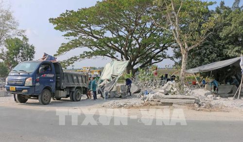 Trụ đá thành phẩm tại bãi đá Cô Tô được vận chuyển đi tiêu thụ trong và ngoài tỉnh An Giang. Ảnh: Công Mạo - TTXVN