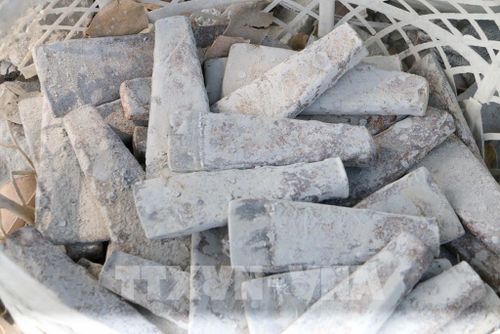 Những chiếc đinh nêm bằng sắt là dụng cụ chính giúp người thợ tạo ta những trụ đá vuông vức. Ảnh: Công Mạo - TTXVN