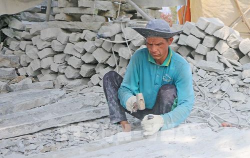 Ông Phan Văn Duy (44 tuổi), tại phường Thới Sơn (An Giang) gắn bó với nghề chẻ đá ở Cô Tô đã hơn 20 năm. Ảnh: Công Mạo - TTXVN
