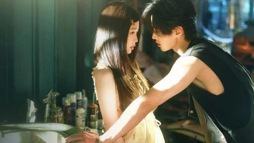 Bộ phim gây tò mò khi kể về hai người từng là anh em không cùng huyết thống nhưng sau nhiều năm xa cách lại phát sinh tình cảm nam nữ. Nội dung khai thác sự giằng xé tâm lý, cảm xúc trưởng thành và những tổn thương gia đình, tạo nên màu sắc khá khác biệt so với nhiều phim ngôn tình hiện nay.