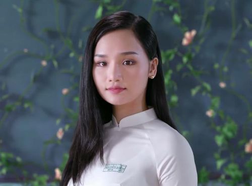 Với Cô Gái Đến Từ Hôm Qua, Miu Lê hóa thân thành nữ sinh dịu dàng gây nhiều thương nhớ.