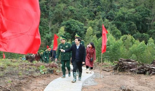 Ông Nguyễn Hoàng Tùng, Phó Chủ tịch Thường trực Ủy ban MTTQ Việt Nam tỉnh Lạng Sơn (hàng đầu), thăm, kiểm tra công tác xây dựng đường kiểm tra cột mốc.