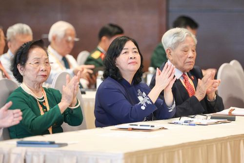 Bà Bùi Thị Minh Hoài (giữa), Ủy viên Bộ Chính trị, Bí thư Trung ương Đảng, Bí thư Đảng ủy Mặt trận Tổ quốc, các đoàn thể Trung ương, Chủ tịch Ủy ban Trung ương Mặt trận Tổ quốc Việt Nam khóa X; bà Nguyễn Thị Doan (bên trái), nguyên Ủy viên Trung ương Đảng, nguyên Ủy viên TƯ Đảng, nguyên Phó Chủ tịch nước, Phó Chủ tịch không chuyên trách Ủy ban Trung ương MTTQ Việt Nam khóa X, Chủ tịch Hội Khuyến học Việt Nam, dự phiên thảo luận tại Trung tâm số 1