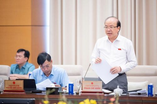 Chủ nhiệm Ủy ban Pháp luật và Tư pháp Phan Chí Hiếu trình bày Báo cáo thẩm tra dự án Pháp lệnh.