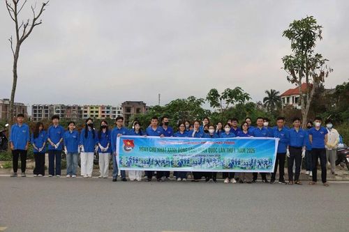 Đoàn phường Hạc Thành ra quân dọn dẹp vệ sinh môi trường hưởng ứng “Ngày chủ nhật xanh”.