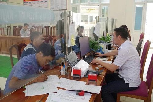 Người dân thực hiện thủ tục hành chính tại Trung tâm Phục vụ hành chính công xã Ba Đình.
