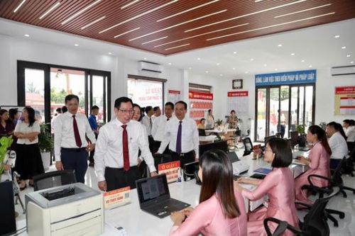 Phó Chủ tịch UBND thành phố Hải Phòng Vũ Tiến Phụng thăm Trung tâm Phục vụ hành chính công xã Quyết Thắng.