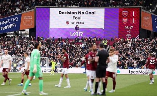 VAR và trọng tài can thiệp từ chối công nhận bàn thắng của West Ham.