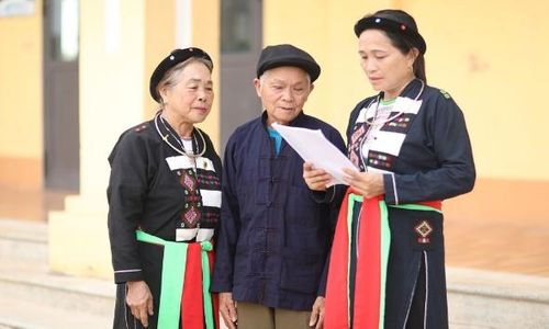 Thành viên tổ dân vận cộng đồng thôn Ván A, xã Phì Điền trao đổi thông tin về tình hình khu dân cư.