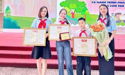 2 học sinh tỉnh Bắc Ninh (ở giữa) đoạt giải Cuộc thi sưu tập tem và tìm hiểu tem bưu chính năm 2026.