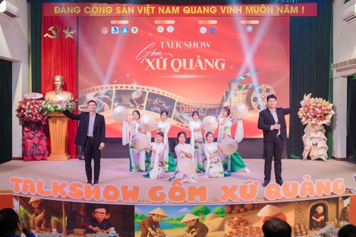 Không gian nghệ thuật trong chương trình “Gốm xứ Quảng” tái hiện sinh động nét đẹp văn hóa làng nghề truyền thống bằng ngôn ngữ biểu diễn hiện đại. Ảnh: D.A