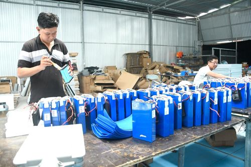 Công ty TNHH Thương mại & dịch vụ Phú Hiển Lighting ứng dụng công nghệ năng lượng tái tạo để sản xuất, cung ứng các sản phẩm đáp ứng nhu cầu sinh hoạt của người dân. Ảnh: QUANG VIỆT