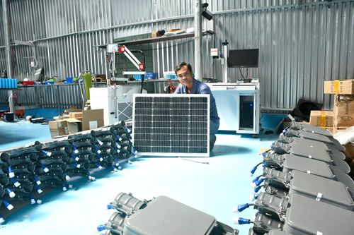 Ông Phạm Phú Hiển bên các sản phẩm sử dụng năng lượng sạch. Ảnh: QUANG VIỆT
