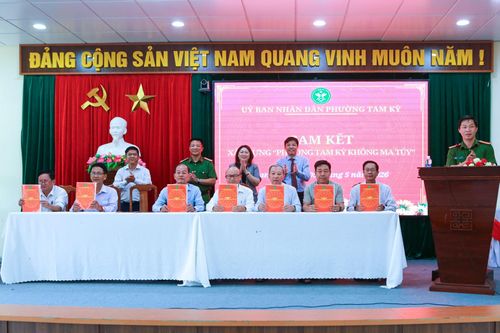 UBND phường Tam Kỳ tổ chức ký cam kết xây dựng phường không ma túy. Ảnh: T.CÔNG
