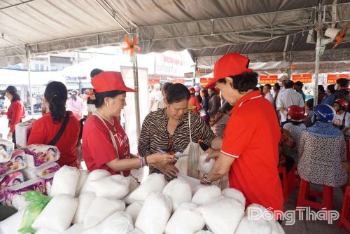 Tặng quà cho người dân có hoàn cảnh khó khăn trong Chương trình Chợ nhân đạo.