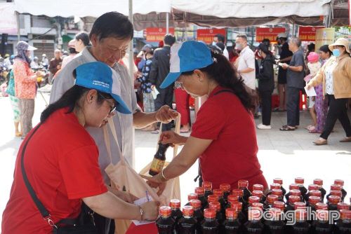 Tặng quà cho người dân có hoàn cảnh khó khăn trong Chương trình Chợ nhân đạo.