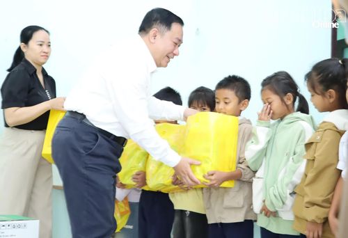 Lãnh đạo Sở Y tế trao quà cho trẻ em có hoàn cảnh khó khăn xã Trung Khánh Vĩnh.