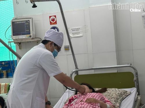 Bác sĩ Bệnh viện Bệnh nhiệt đới Khánh Hòa kiểm tra sức khỏe cho trẻ mắc bệnh tay chân miệng.