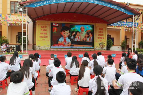 Đội viên xem hình ảnh ôn lại truyền thống Đội Thiếu niên tiền phong Hồ Chí Minh