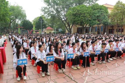 Đội viên lắng nghe các nội dung tuyên truyền