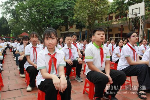 Đội viên lắng nghe các nội dung tuyên truyền