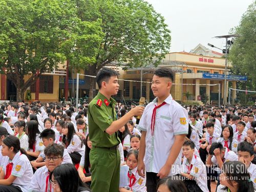 Đội viên trả lời các câu hỏi giao lưu tại buổi lễ