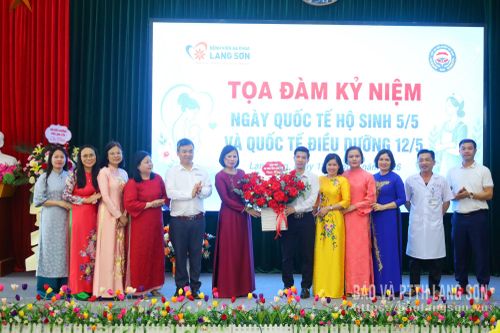 Lãnh đạo Bệnh viện Đa khoa tỉnh tặng hoa chúc mừng Chi hội Điều dưỡng bệnh viện