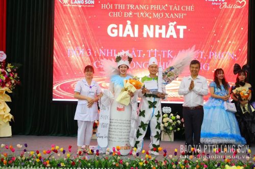 Đại diện ban Tổ chức hội thi trao giải Nhất cho đội thi Liên khoa Nhi, Phục hồi chức năng - Y học cổ truyền - Mắt - Tâm thần thần kinh và các phòng chức năng 
