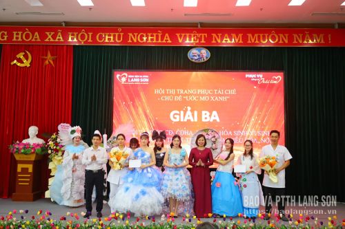 Đại diện ban Tổ chức hội thi trao giải ba cho 2 đội thi