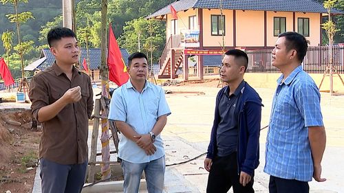 Cán bộ Ban Quản lý dự án đầu tư và xây dựng khu vực Yên Bình trao đổi với người dân về tiến độ triển khai Dự án khu tái định cư thôn Át Thượng.