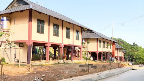 Những ngôi nhà mới được xây dựng khang trang tại khu tái định cư thôn Át Thượng, xã Lục Yên.