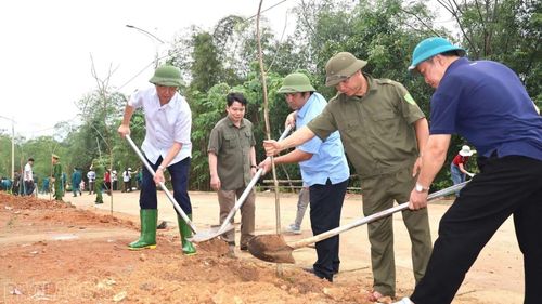 Lãnh đạo xã Lục Yên tham gia trồng cây xanh tại khu tái định cư thôn Át Thượng, hướng tới mục tiêu xây dựng khu tái định cư thành khu dân cư kiểu mẫu.