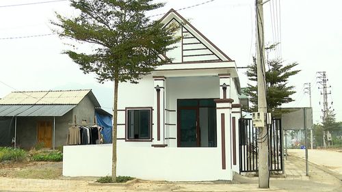 Ngôi nhà mới của gia đình bà Tướng Thị Bền tại khu tái định cư thôn Gò Chùa, xã Thác Bà.