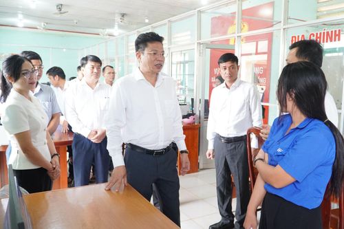 Đồng chí Lưu Văn Trung - Phó Bí thư Tỉnh ủy, Chủ tịch HĐND tỉnh kiểm tra, nắm tình hình hoạt động tại Trung tâm Phục vụ hành chính công xã Nâm Nung