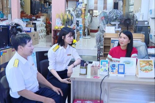 Chị Hồ Hà La Gi được cán bộ thuế hỗ trợ kê khai thuế, nộp thuế điện tử