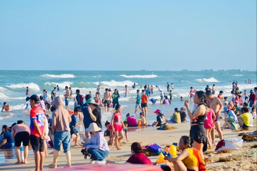 Trải dài từ Liên Hương đến La Gi là những bãi tắm luôn thu hút đông du khách