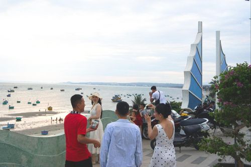 Du khách ngắm hoàng hôn ở Làng chài Mũi Né (Lâm Đồng)