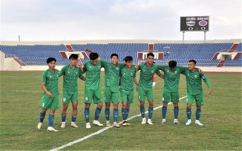 Các cầu thủ Lâm Đồng ăn mừng bàn thắng sau bàn mở tỷ số 1-0 cho trận đấu
