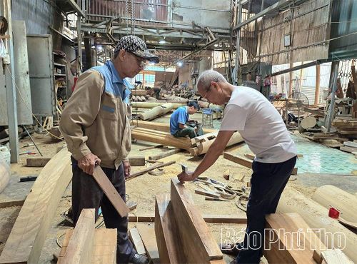 Xưởng mộc của nghệ nhân Phùng Văn Dích, thôn Bích Chu, xã Vĩnh Phú tạo việc làm thường xuyên cho 20 lao động địa phương, thu nhập từ 15-20 triệu đồng/người/tháng.