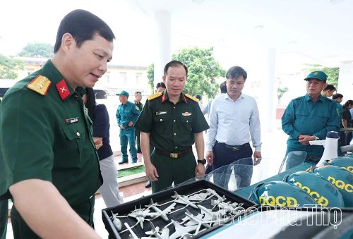 Các đại biểu tham quan mô hình huấn luyện.