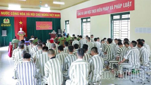 Quang cảnh lễ công bố quyết định giảm thời hạn chấp hành án phạt tù.